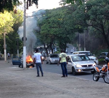 DIVINÓPOLIS: carro com duas crianças dentro, pega fogo na Avenida JK